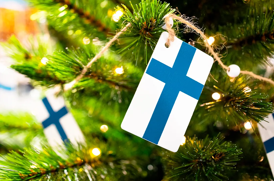 Turun keskustan Joulukadun avaus, jouluvalot ja kävelykadun kuusikoristeet iltavalaistuksessa.